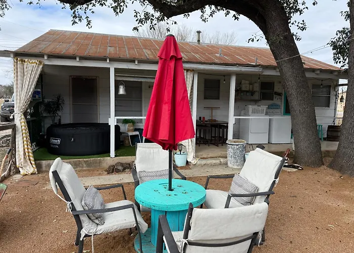 Pecan St. Parlor Haus Downtown Bandera, Tx